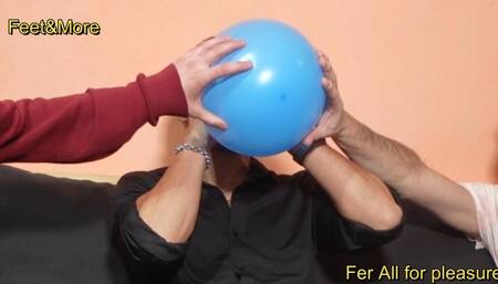 Fer starts his two neighbours in pleasure of the balloons