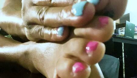 Teenie helps Giantess Rub Oil on her Beautiful Soles and Legs 1080