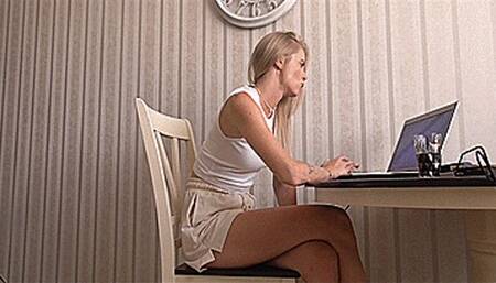 Hiccups keep sexy Blondie from working! MP4