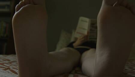 Giantess Reading Unaware