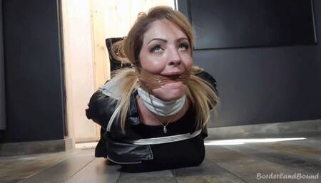 Alba in: Special Ops Vixen Tries to Escape - Gets Brutishly HANDLED by Enraged Heist Plotter Fleeing the Scene!! (HD)