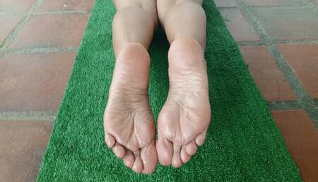 Beautiful the wrinkled soles of our goddess Roxana (3)