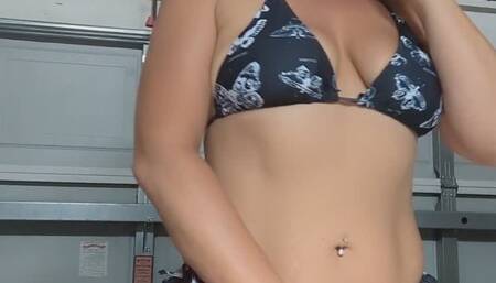 Cum encouragement by a squirting smoking goddess