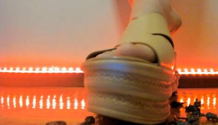 The Italian giantess crushes the toy soldiers 4K