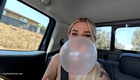 Harley and Madi Blow Bubble Gum Bubbles in the Car 4K (3840x2160)