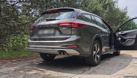 Bouncing Ford Focus Wagon