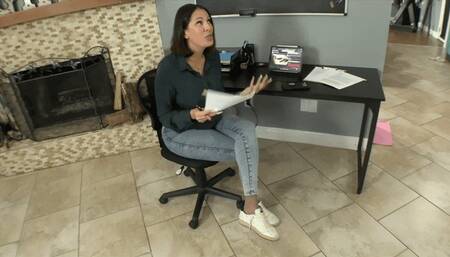 Toe Tapping In Sneakers With Nikki Brooks (SD 720p WMV)