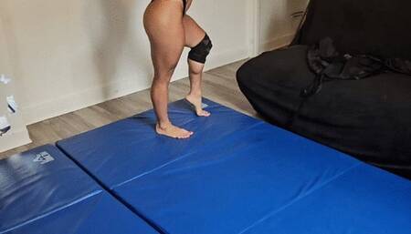 Lady Queen defends herself from a thief