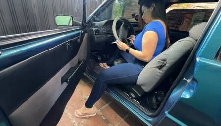 Karlotta smokes a cigarette in the Fiat Uno