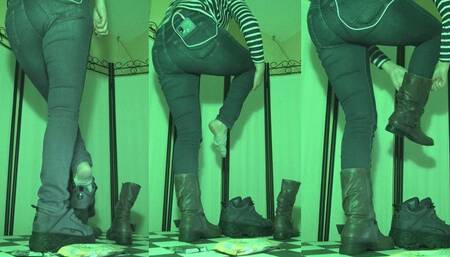 Good boy cums under her good old leather boots - Cam 1