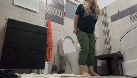 Big ass blonde morning toilet with FARTS
