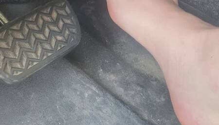 Barefoot revving pink toes