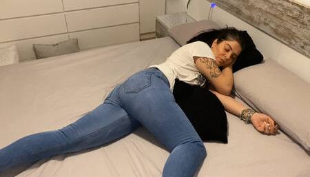 Relaxing on the bed and I make big pee on top