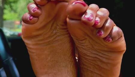 Sexy long toes finally get to breathe