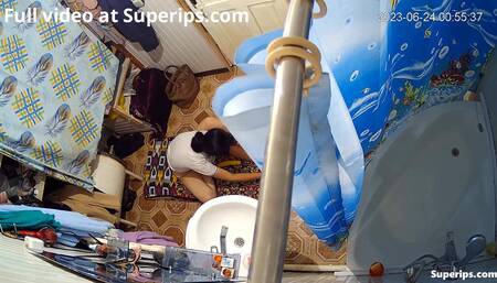 IPCAM – Arab woman puts a banana in her pussy