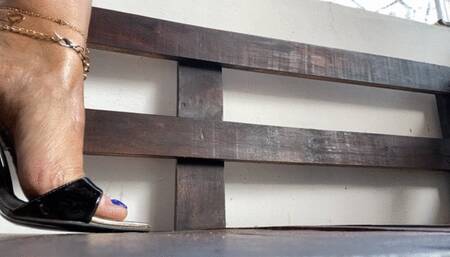 Feet with very pronounced arches in high heels (6)