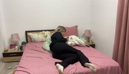 Farting in my messy room'