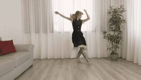 Stella, foot tapping to the rhythm ! ( DANCING )