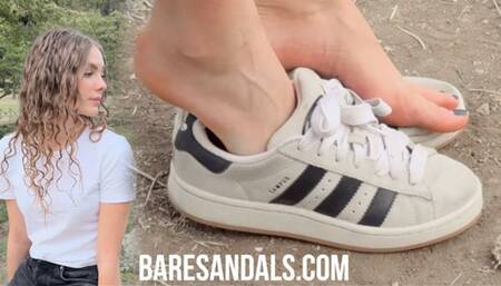 Katia removes her sneakers in the park - Update 13529 HD