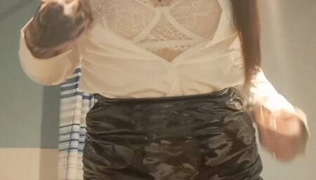 HOT SECRETARY PEES AND TWERKS FOR YOU!