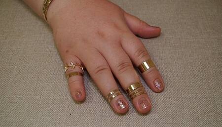 Chubby Fingers and Palm: Aesthetic Pleasure and Visual Relaxation