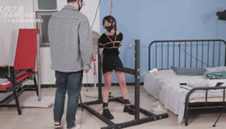 xy162-Double-tailed Chinese girl is tied to the iron frame with ropes and tickled by the master