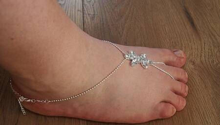 Magic of feet size 40: short toes and uncoated nails – humility and worship!