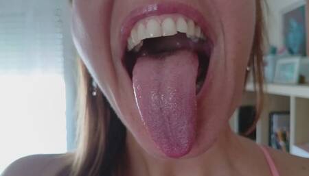 Lania encuentra a un tinyman en su casa y le invita a entrar en su boca (ESP)