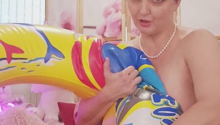 Popping inflatable adult swim ring