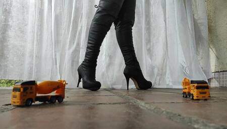 Crushing toy carts with leather boots (2)