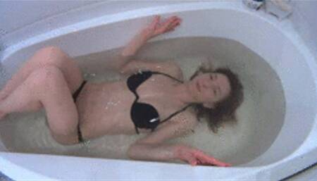 HOLD BREATH IN HOT BATHTUB AND SEXY BUBLES UNDERWATER 2 B