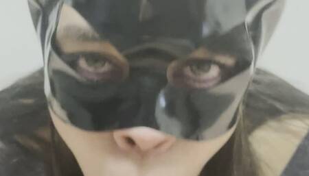 Gatita chupa hasta sacar toda la leche