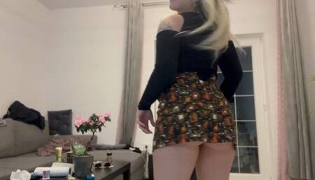 Hot blonde latina twerking and farting in skirt close-up'