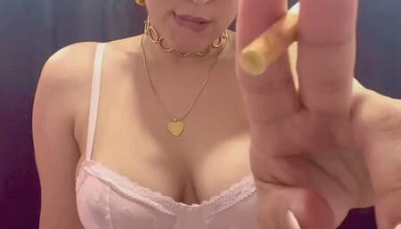 Toda ternura con un mini vestido rosa y mi Marlboro rojo amore