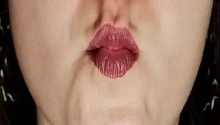 LIPSTICK KISSY FISH MOUTH FETISH