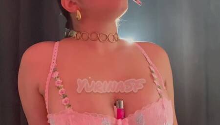 La lencería rosa y el Marlboro rojo