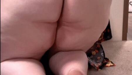 Gassy Knees & Feet Tease: A Bubbly Fart Compilation : Bella Blast