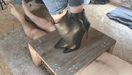 Would you like to cum under by boots?