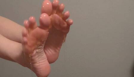 Fifi trying to get honey off of her toes using only her toes replay