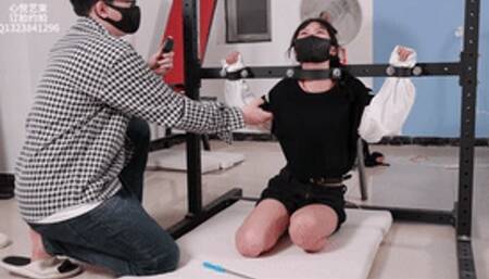 xy182-Sexy Chinese girl is tied to the iron frame by her boyfriend and tickled