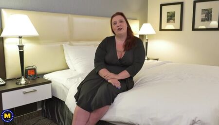 Canadian curvy mature Nikki Hayze playing with herself