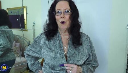 British mature lady playing with herself