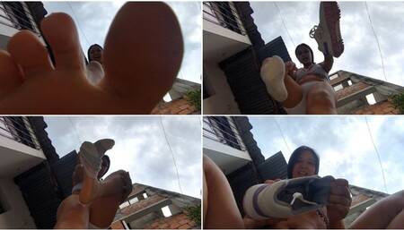 smell my stinky feet