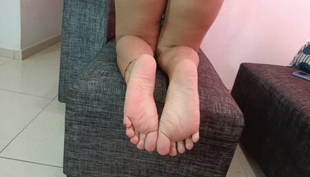 Come and enjoy a nice ass and wrinkled soles with lots of oil (5)