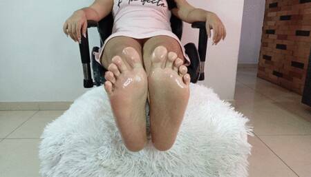 The soles of a beautiful natural lady (5)