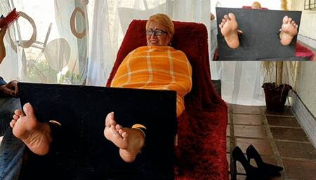 Alicia le hace mucha cosquillas en los pies a Angelin (1)