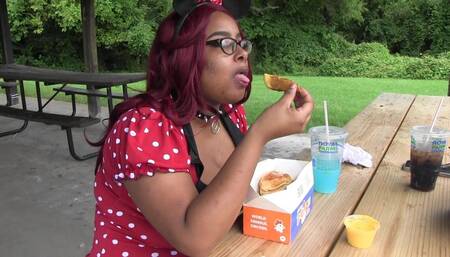 Minnie's Public Mukbang