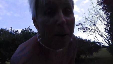 Blonde Milf im Whirpool mit Dildo