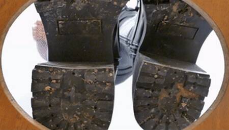 Cutest 18 yo girl in high Doc Martens boots skillfully steps on camera, fc133x 1080p only18yo