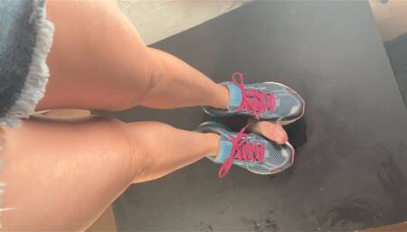 A Shoejob in Running Shoes - Tramplegirl crushes cock and gives a shoejob in well worn Brooks Sneakers - spiiting - multiedit - 4k quality